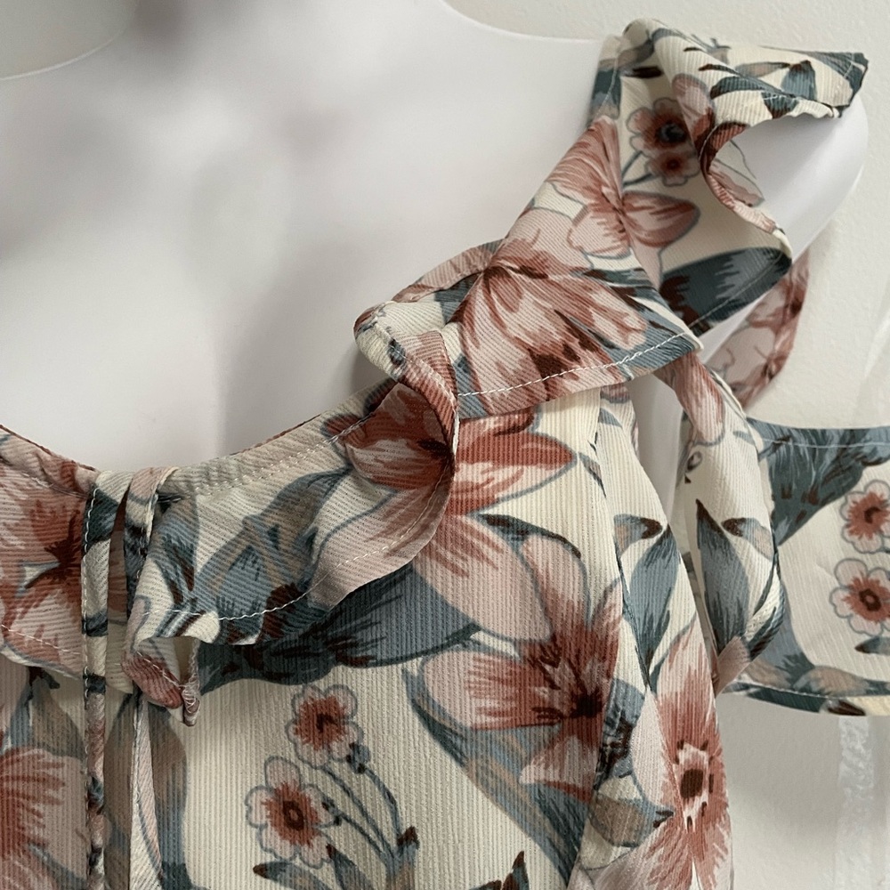 NWOT J.O.A Just One Answer Floral Cold
Shoulder Dress - Picture 4 of 5